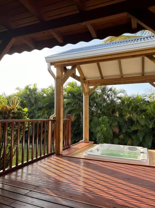 Bungalow Avec Jacuzzi Privatif Villa Sainte-Rose Exterior photo