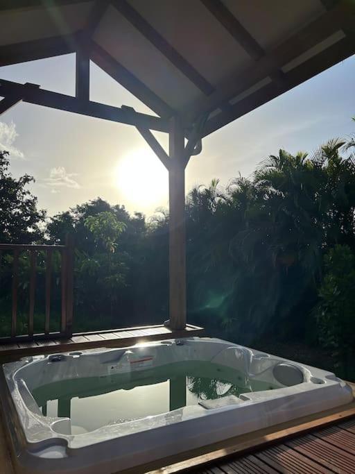 Bungalow Avec Jacuzzi Privatif Villa Sainte-Rose Exterior photo